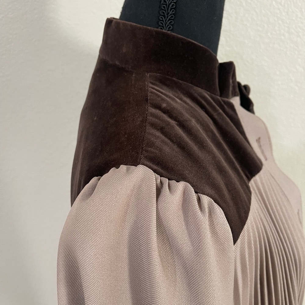 Vintage Victorian Style Trapeze knife pleated coat with brown velvet accents - Picture 7 of 13